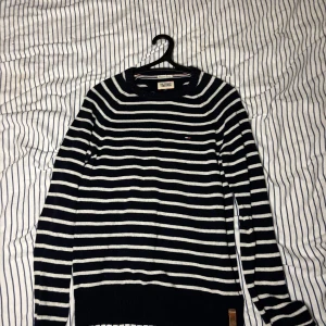 Randig tröja från Tommy Hilfiger - Säljer en snygg randig tröja från Tommy Hilfiger i svart och vit. Tröjan är i mycket bra skick och är i storlek Small