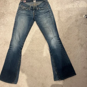 Blå bootcut jeans - Säljer ett par snygga blå bootcut jeans i bra skick, då det har bara används 2 gånger. Perfekta för en avslappnad fest eller vardag❣️