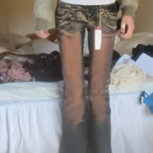 Low waist Fusion Jeans  - Säljer ett par låg midjade bootcut jeans med slitningar och tvätt i rosa. 