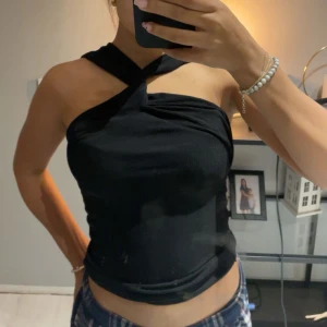 Svart topp  - Snygg svart topp, vet ej vart den är ifrån men skriv för mer info 🩷