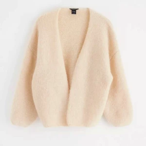Beige fluffig kofta från Lindex - Supermysig beige kofta från Lindex i fluffigt material. Perfekt för kyliga höst- och vinterdagar. Den har en öppen design utan knappar och långa ärmar. Passar både till vardags och mysiga hemmakvällar. 🧥✨ Storlek XS/s ,säljer för den inte kommer till någon användning längre 🥰 säljer för 50%