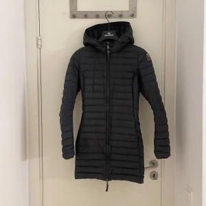 Parajumper jacka  - Säljer min parajumper jacka köpt 2 år sen på NK i Stockholm. Har ett litet hål bredvid dragkedjan därav lägre pris annars inga skador. Köpt för 4000kr säljer för 1100. Pris kan diskuteras vid snabb affär 