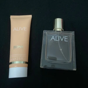 Hugo Boss parfym& bodylotion - Säljer parfym och matchande lotion från Hugo Boss, serien 'Alive', en väldigt kvinnlig och fräsch doft.  Säljer då jag har för många parfymer och inte använder denna längre! Det är ca 20 ml kvar av parfymen och bodylotionen är nästan helt full 75 ml!❤️säljer Parfym+ bodylotion för 100kr