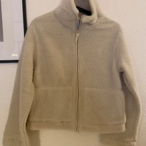 Ny pilejacka teddyjacka i storlek XS från H&M - Ny med tags. Färg: ljusbeige / naturvit Storlek: XS Passformen är i en normal avslappnad form. HM pile teddy