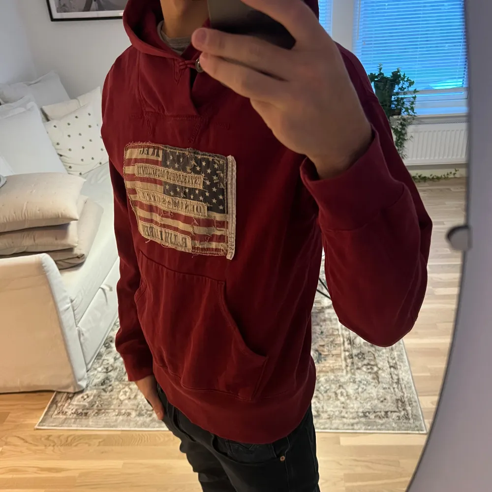 Tjena! Säljer en as fet Ralph lauren hoodie, väldigt populär! Skick 10/10 inga defekter ingenting, priset kan diskuteras . Hoodies.