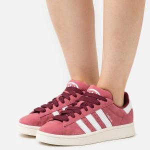 Rosa Adidas Campus sneakers - Säljer ett par snygga vinröda Adidas Campus sneakers i mocka. Använda- men fortfarande i fint skick! Nypris 1350