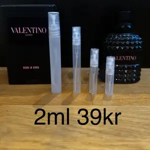 Säljer en flaska Valentino Uomo Born in Roma edt. Den har en cool svart design med nitar och doftar fantastiskt med toppnoter av mineral, violblad och salt. Mellannoterna är ingefära och salvia, medan basnoterna är träiga och vetiver. Perfekt för en kväll ute eller en speciell tillställning. Nr 1 mest köpta parfymen på kicks. Priset är för 2ml. 2ml är ungefär 20st spray. FINNS ÄVEN I 2,3,5,10ML KOLLA PROFILEN FÖR ANDRA STORLEKAR ! 2ml 39kr | 3ml 49kr | 5ml 69kr | 10ml 119kr | Nypris ca 1000kr