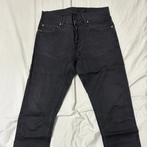 Tiger of Sweden jeans - Säljer dessa svarta jeans från Tiger of Sweden i storlek 28/32. De är i bra skick och säljes nu pga att de inte passar.