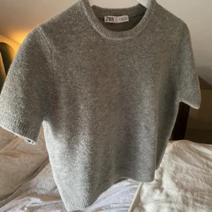 Grå stickad tröja - Jätte söt stickad tröja från zara💕 nästan aldrig använd 