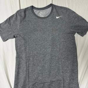 Säljer denna T-shirt från Nike i storlek S. Är i bra skick men passar tyvärr inte längre, knappt använd.