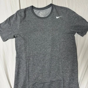 Nike träningströja - Säljer denna T-shirt från Nike i storlek S. Är i bra skick men passar tyvärr inte längre, knappt använd.