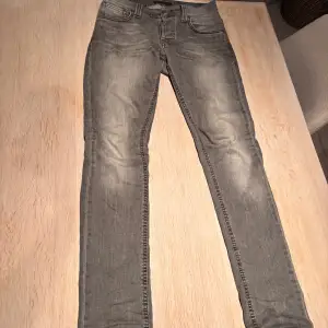 Säljer ett par grå jeans från Nudie Jeans i bra skick. De har en slim passform. 