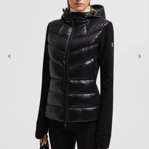 Moncler grenoble  - Snygg svart pufferjacka med huva och dragkedja. Jackan ligger på 9000 kr på monclers sida. Storlek M men passar S. Skriv om ni vill ha bild på. Kvitto finns, knappt använd 