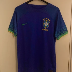 Fotbollströja  - Säljer en blå Brasilien tröja i storlek S. Skick 10/10