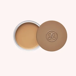 Cream Bronzer Sun Kissed - Säljer en krämig bronzer från Anastasia Beverly Hills i nyansen Sun Kissed. Perfekt för att ge ansiktet en solkysst look. Kommer i en snygg rund burk med logotyp på locket. Perfekt för både vardag och fest! Jag behöver tyvärr sälja den efter som att det inte var rätt färg och fick den som present, jag tänker köpa en ny med pengarna jag får. Kan inte lämna tillbaka den efter som att jag inte har något kvitto. Den är orörd och oöppnad så helt ny.
