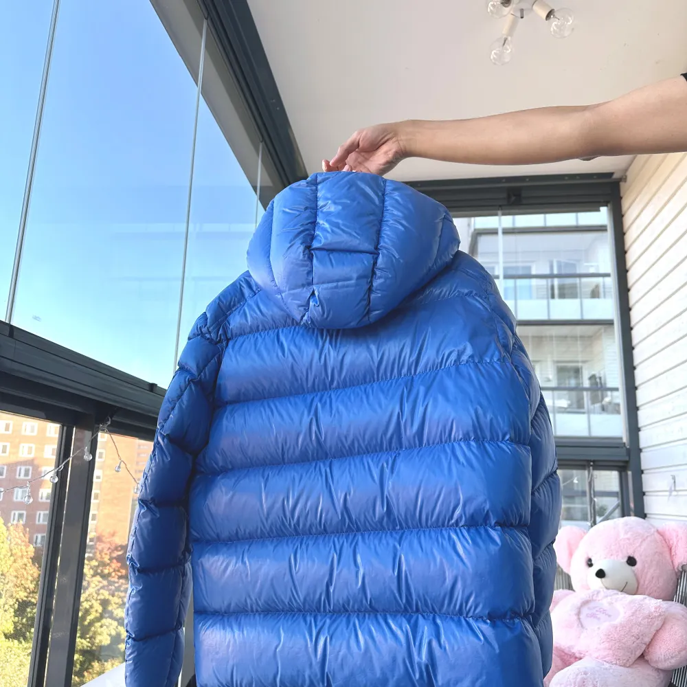 Säljer en snygg blå maya dunjacka från Moncler. Moncler maya sky blue eller light blue, storlek 3 som passar M-L. Mycket bra skick. Den är perfekt för vintern med sin varma och puffiga design. Jackan har en dragkedja framtill och en praktisk huva. Den är i mycket bra skick och redo för kalla dagar. Passar perfekt för både vardag och vinteräventyr! Kvitto och en tag  finns . Jackor.