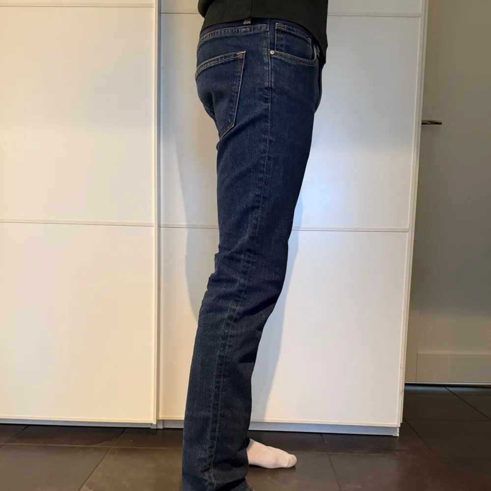 Säljer ett par mörkblå jeans i mycket bra skick. De har en slim passform och är midwaist, vilket ger en snygg och modern look. Perfekta för både vardag och fest! 🕺. Jeans & Byxor.