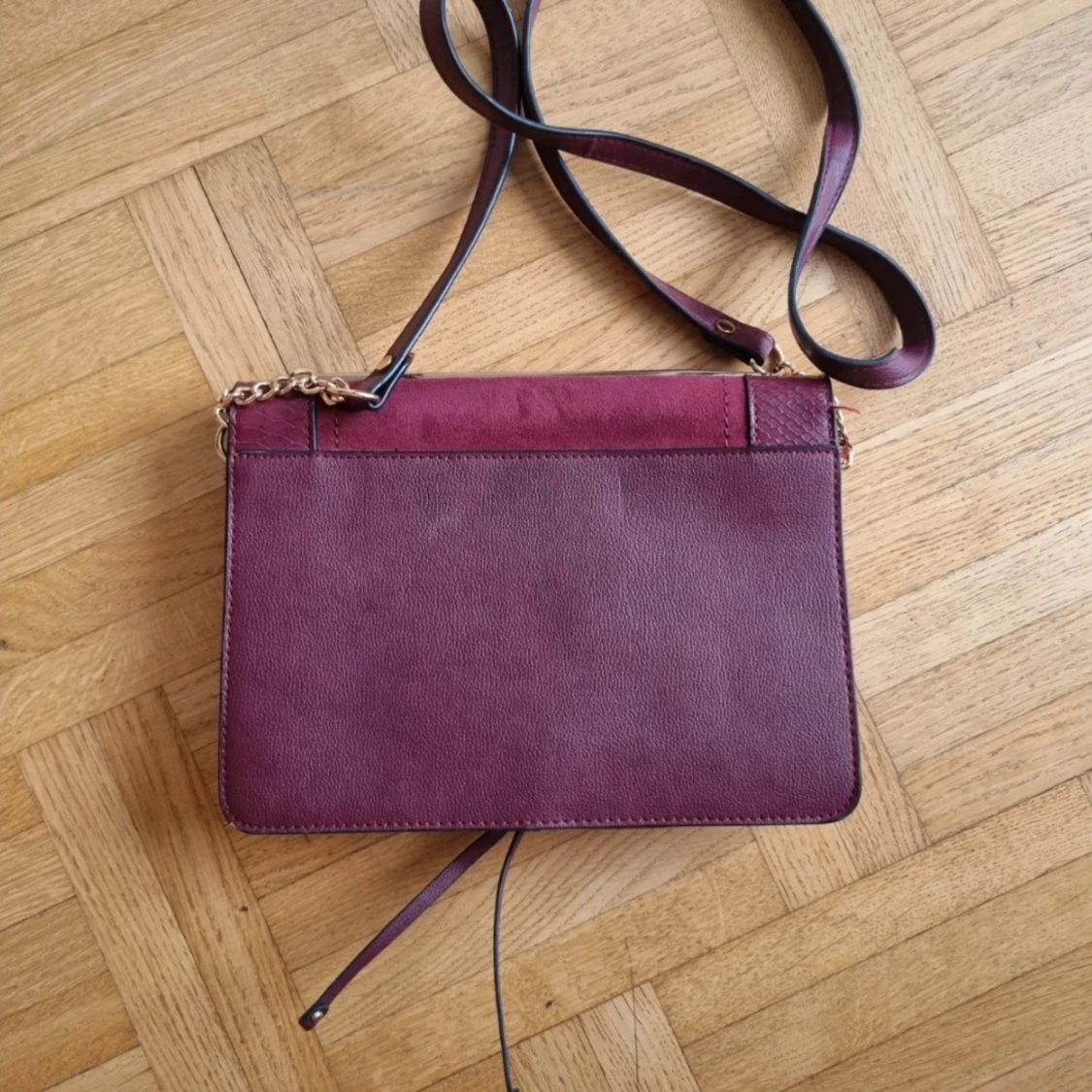 Vinröd axelväska med mockadetaljer - 90