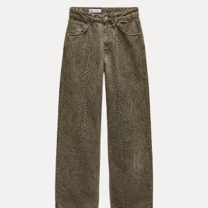Ormmönstrade byxor - Säljer dessa jeansen från zara med djurprint. De är i en  brun nyans. Helt nya, använda en gång men hittat ett andra par liknande jeans jag hellre vill ha. Egna bilder privat