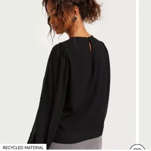 Mesh blus - Säljer denna fina blus som är använd en gång 💘