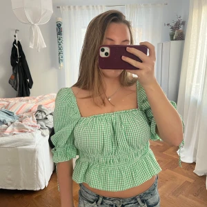 Rutig topp - Superfin grön rutig blus med volangdetaljer 💚