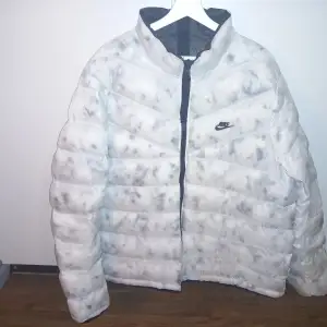 Men's Nike Sportswear Therma-Fit Repel Reversible Jacket White/Brown DD6974-004. Jacka man kan vända in&ut på, Använd någon enstaka gång, Storlek XL.