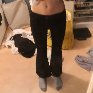 Svarta byxor från Lindex - Säljer ett par svarta byxor från Lindex i storlek EUR 152, perfekt för åldern 11-12 år. Byxorna har en bootcut-stil och är i bra skick. De är bekväma och passar till både vardag och fest. Perfekt för höst och vinter!