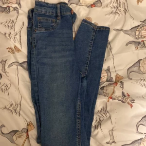 Blå jeans från Gina Tricot - Säljer ett par snygga blå jeans från Gina Tricot, modell Molly. De är i bra skick 