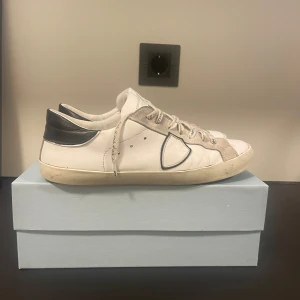 Phillipe model skor  - Jättefina phillpe model skor köpa från Philip models hemsida. Köpte det för 4000 tusen för några månader sedan och har använt skorna ganska mycket sedan dess. Skriv för fler bilder 