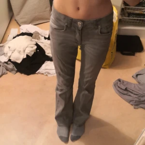 Grå jeans med bootcut från kapphal  - Säljer ett par snygga grå jeans i storlek 152 från kapphal. De har en bootcut-stil som ger en skön retrovibe. Perfekta för både vardag och fest! De är i bra skick och passar till det mesta i garderoben. 🖤