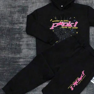 Svart hoodie med tryck - Cool svart hoodie med färgglatt tryck och spindelnätsdetaljer. Perfekt för en avslappnad stil med en touch av attityd. Långärmad och bekväm passform. Det finns storlekar i 13 års ålder, 14 års ålder, 15 års ålder och 16 års ålder