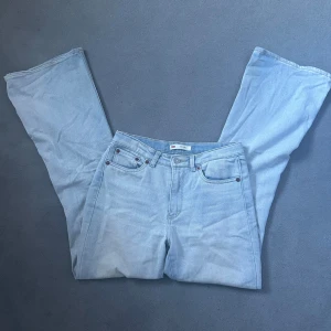 Ljusblå Levis jeans - Snygga ljusblå high rise Levis jeans med bootcut-stil. Storleken är 14 år/ 158cm men passar mig som är ca 164cm, inga större defekter💗 säljer pga att de inte kommer till användning 
