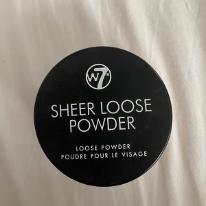 Sheer loose powder  - Säljer ett puder från w7 i färgen honey! Endast testad 2 gånger! Säljer den för 30 kr + frakt! 