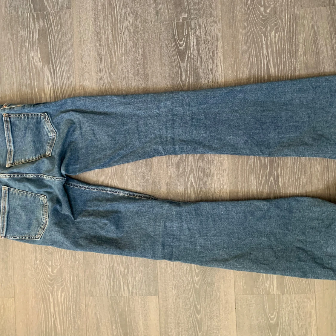 Blå jeans från gina tricot  - 90