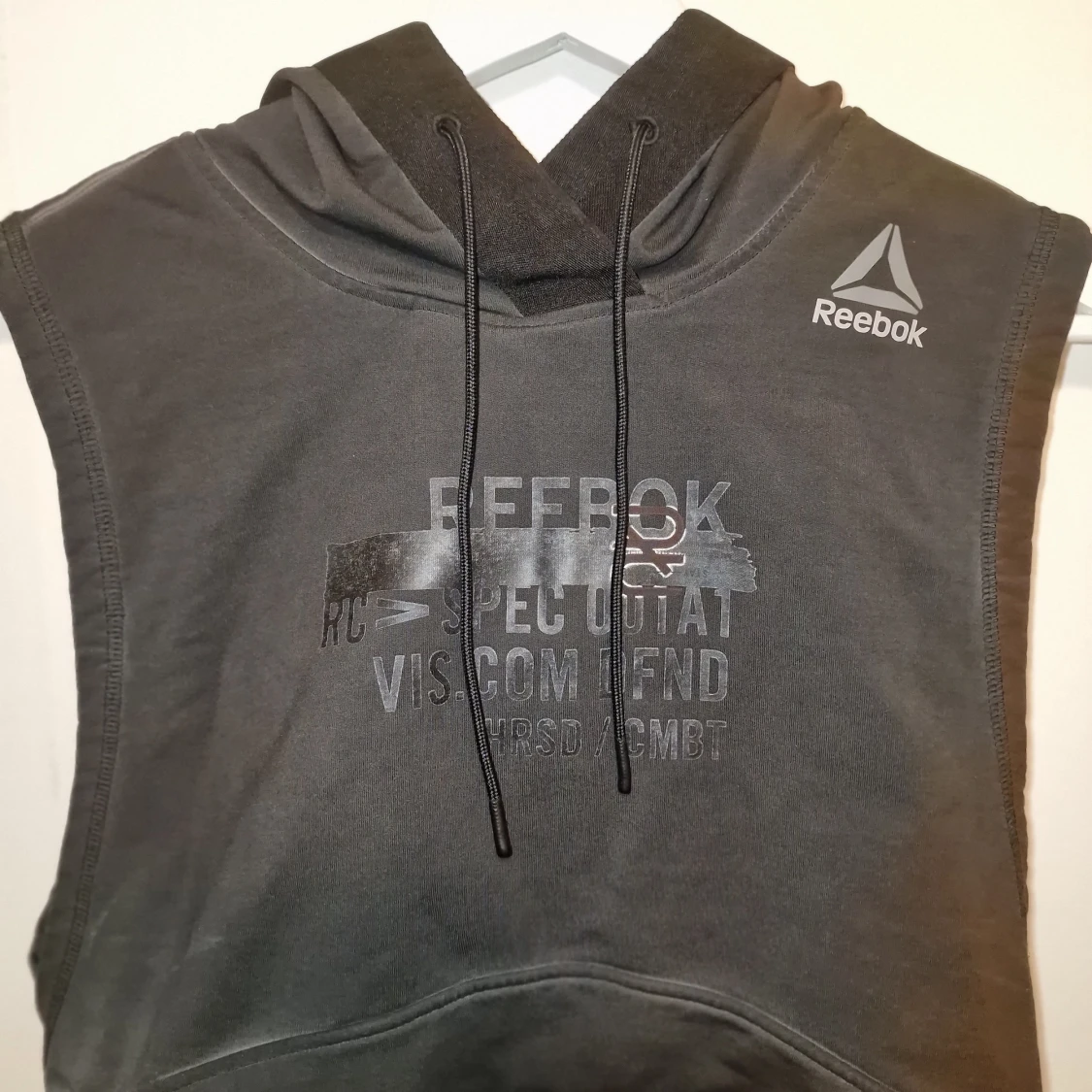 Grå ärmlös hoodie från Reebok - 90