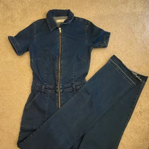 Jeansdress från Mango - Snygg blå jeans jumpsuit, använd två gånger. Den är nedfållad i benen och passar mig i längden som är runt 176. Men det är inget som syns eller som tänks på när man har på sig den. 