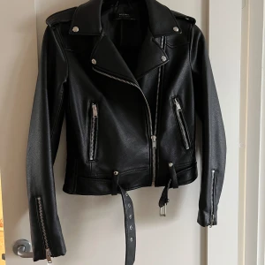 Skinnjacka ifrån Zara - Endast använd vid 2 tillfällen 💕 