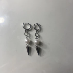 Örhängen med pärlor  - Snygga örhängen i silver med vita pärlor 