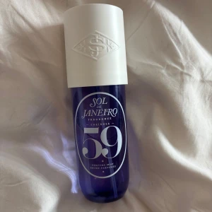 Sol de Janeiro Cheirosa 59 Perfume Mist - Säljer nu min sol de janeiro perfume mist i nummer 59. Perfekt för att fräscha upp din dag med en touch av tropisk elegans. Den är väl använd och mängden kvar syns på bild 3. Nypris 449kr.
