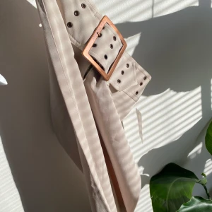 Byxor - Lågmidjade utsvängda byxor med stort skärp❤️ Sömmets har gått upp vid gylfen men inget man ser eftersom det finns dubbelt tyg- se sista bilden❤️