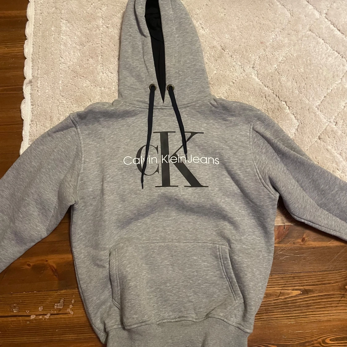 Grå hoodie Calvin Klein