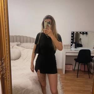 Svart kortkjol - Snygg svart kortkjol med en stilren design. St xs. 