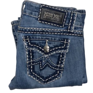 Miss Me jeans lowwaist bootcut - Jätte snygg jeans från miss me köpte här på plick, både lowwaist och bootcut. Två hål brevis fickan men går lätt att fixa med nål och tråd💞 ytterbens längd= 100cm innebenslängd=79cm midja=39cm 
