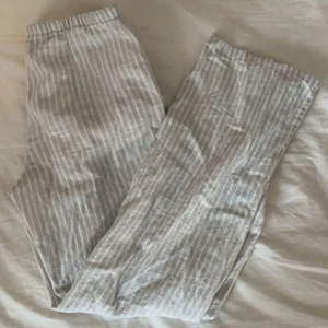 Randiga linnebyxor från Gina Tricot  - Jättesnygga linnebyxor från Gina tricot som tyvärr är lite korta för mig. Jättefint att styla med ett vitt linne på sommaren men går lika bra att ha som mysbyxor. Köpta för 300 och använd fåtal gånger. Storlek 158/164💕