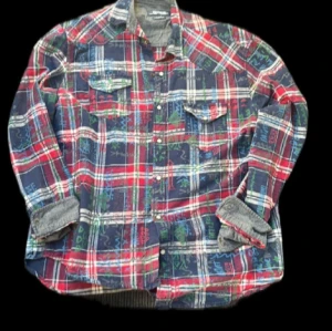 Skjorta från Desigual - Säljer en unik skjorta från Desigual. Skjortan har ett elegant mönster som passar till allt. Perfekt för dig som vill sticka ut! Storleken är snarare L-XL! 💫💫