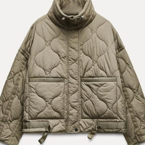 Grön quiltad jacka från Zara  - Säljer en grön quiltad jacka med hög krage och dragkedja. Jackan har en oversized passform och stora fickor framtill. Perfekt till hösten och våren!! Stl L men liten i stl så sitter som en S