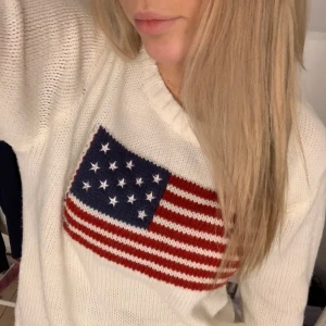 Vit stickad tröja med amerikansk flagga - Vit stickad tröja med amerikanska flaggan på! Super fin och i fräscht skick 🥰