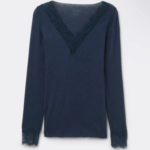 Intimissimi tröja med spets - Säljer min mörkblå tröja från intimissimi den har lite hål som är ihop sydda igen det är inget man tänker på när man har på tröjan skriv innan du köper!!! Är också helt öppen till att byta till en intimissimi tröja utan spets i Beige eller rosa❤️