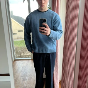 Blå tröja från Uniqlo - Säljer en stilren blå tröja från Uniqlo. . Perfekt för en avslappnad look. Ull. XL men passar verkligen M bäst. Är 183