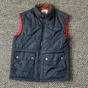 Dunväst från M&S North Coast - Säljer en snygg blå dunväst från Mark & Spencer North Coast. Den ör inte särskilt tjock och i torlek medium. Hör av dig vid minsta fundering!